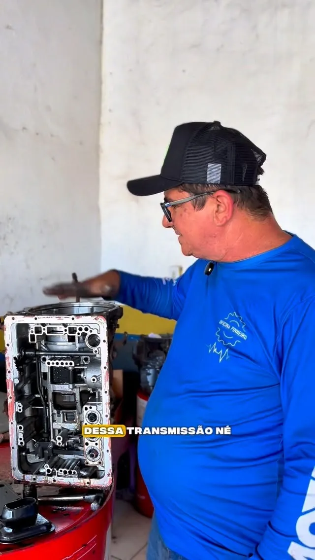 Profissional da Oficina Pinheiro apresentando uma transmissão aberta na bancada