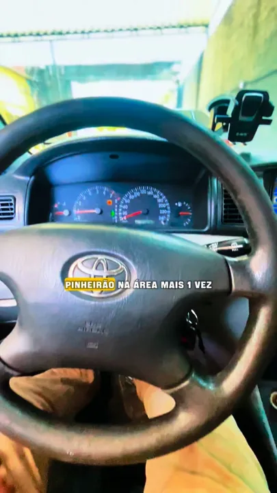 Volante e painel de um Toyota em atendimento na Oficina Pinheiro