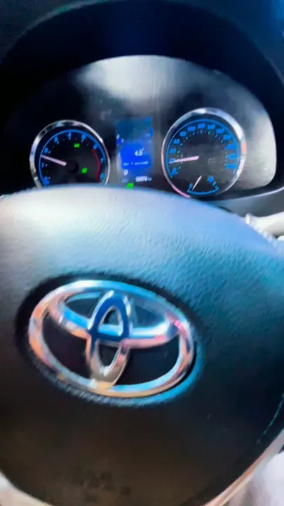 Detalhe do volante de um Toyota durante atendimento na oficina