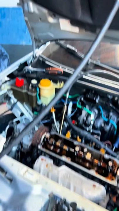 Compartimento do motor de um Fiat aberto para avaliação na oficina