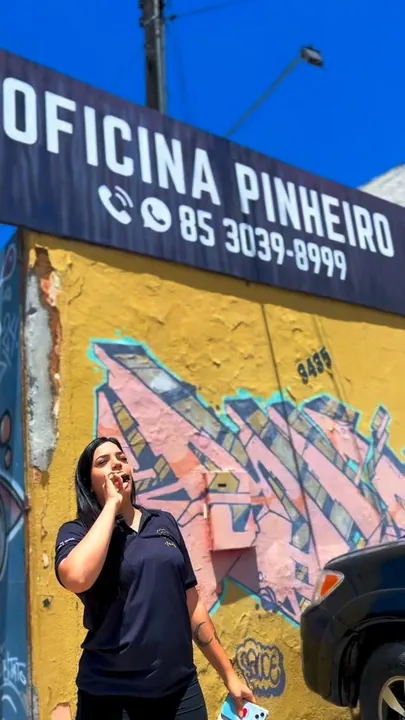 Fachada da Oficina Pinheiro com a placa e o telefone da oficina