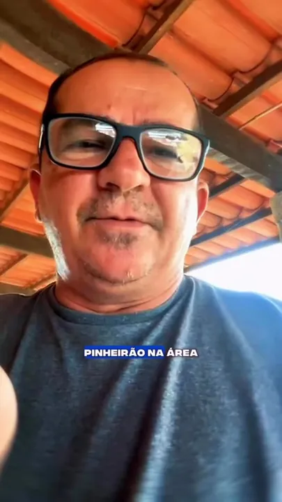 Integrante da equipe da oficina explicando um caso em vídeo